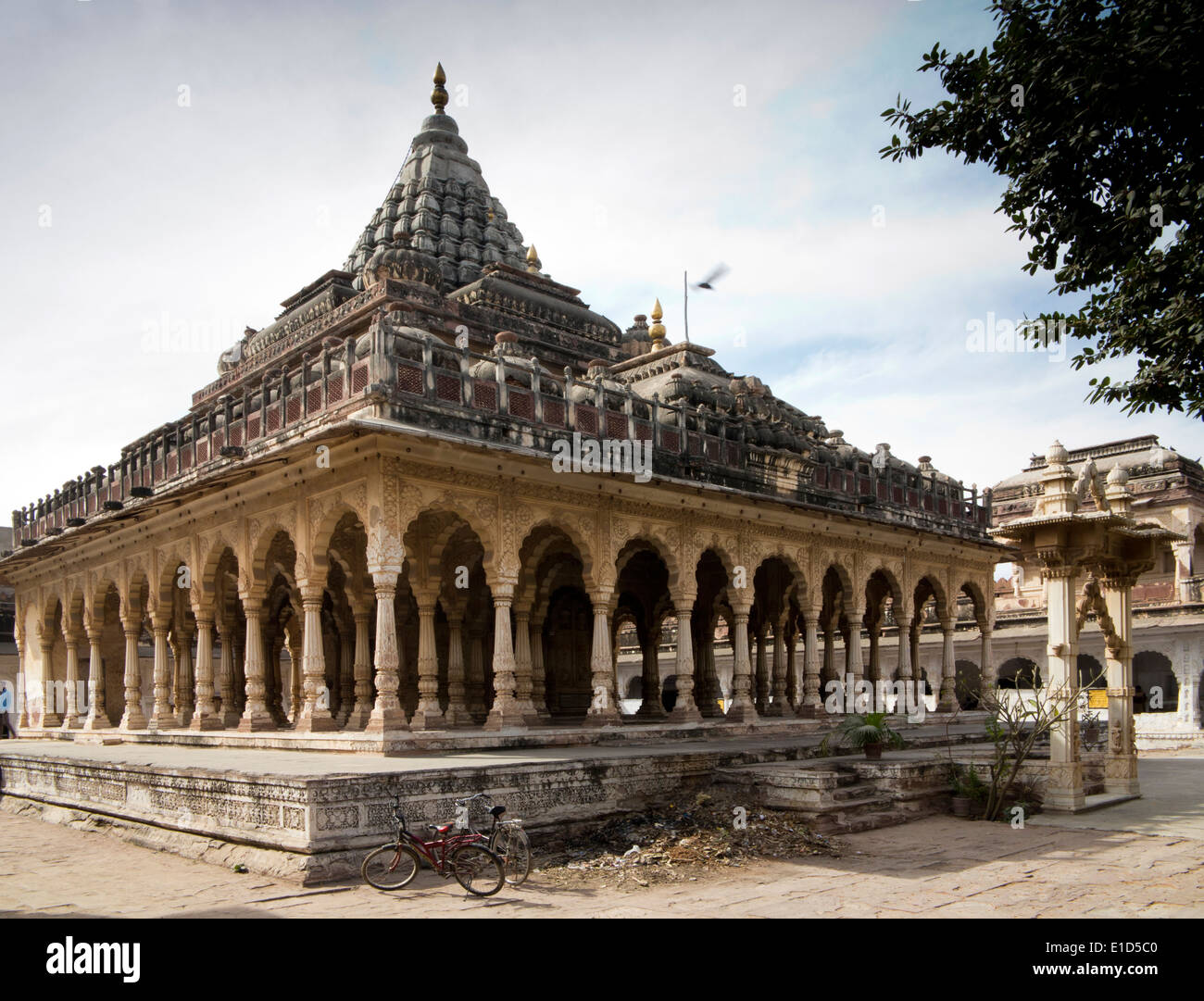 L'Inde, Rajasthan, Jodhpur, Maha Mandir, Temple hindou antique, entouré par l'école Banque D'Images