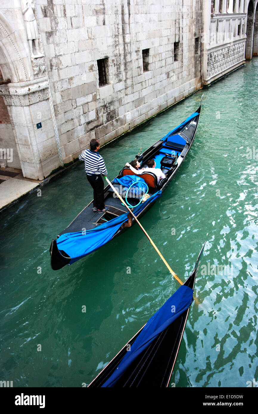 Couple de touristes en gondole à Venise Banque D'Images