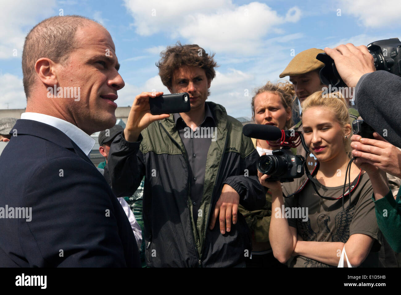 Copenhague, Danemark - 31 mai 2014 : Dutch MP Parti du travail (PvdA) chef, M. Diederik Samsom, répond aux militants, qui manifestent contre le Bilderberg réunie à Copenhague. M. 110320 choisi, comme les seuls participants à la réunion Bilderberg secrète pour faire face à la critique. Credit : OJPHOTOS/Alamy Live News Banque D'Images