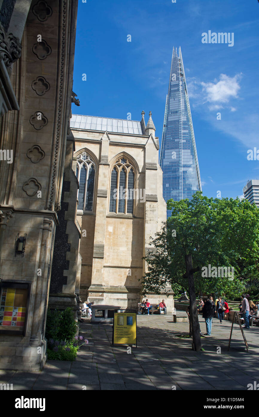 La cathédrale de Southwark avec le fragment dans l'arrière-plan, le Pont de Londres Trimestre Southwark, London, England, UK Banque D'Images