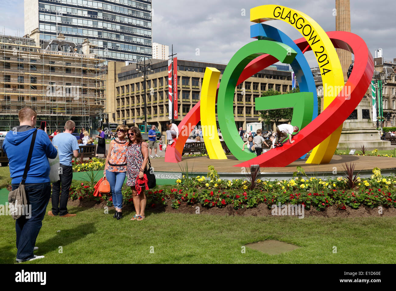 George Square, Glasgow, Écosse, Royaume-Uni, samedi 31 mai 2014. Glasswegians et visiteurs prenant des photos des Jeux du Commonwealth de Glasgow 2014 logo The Big G dans le centre-ville Banque D'Images