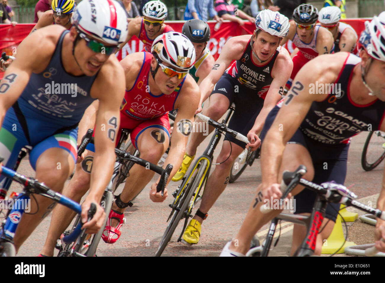 Jonathan Brownlee, Grande-Bretagne (numéro 2) et Javier Gomez Noya, Espagne (numéro 1) la concurrence dans la série mondiale de triathlon ITU, Londres UK, 31 mai 2014. Brownlee a franchi en cinquième position avec Gomez Noya en sixième place. Banque D'Images