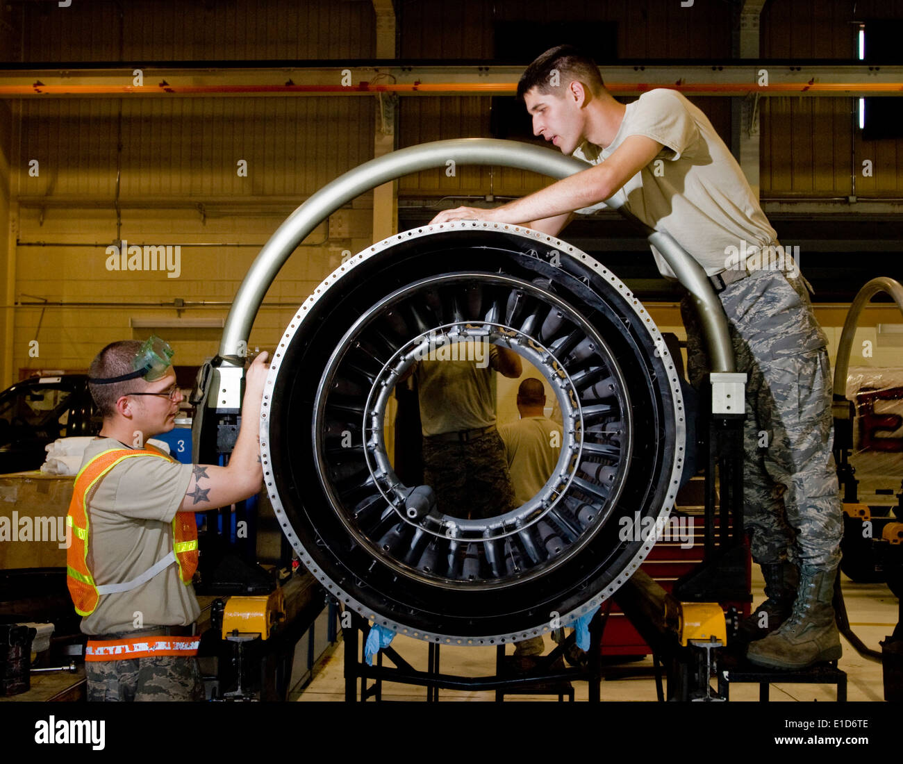 Les cadres supérieurs de l'US Air Force Airman Steven Greer et d'un membre de la 1re classe Adam Schwerin installer des barres de pulvérisation de carburant augmenter sur un F-16 Lutte Banque D'Images