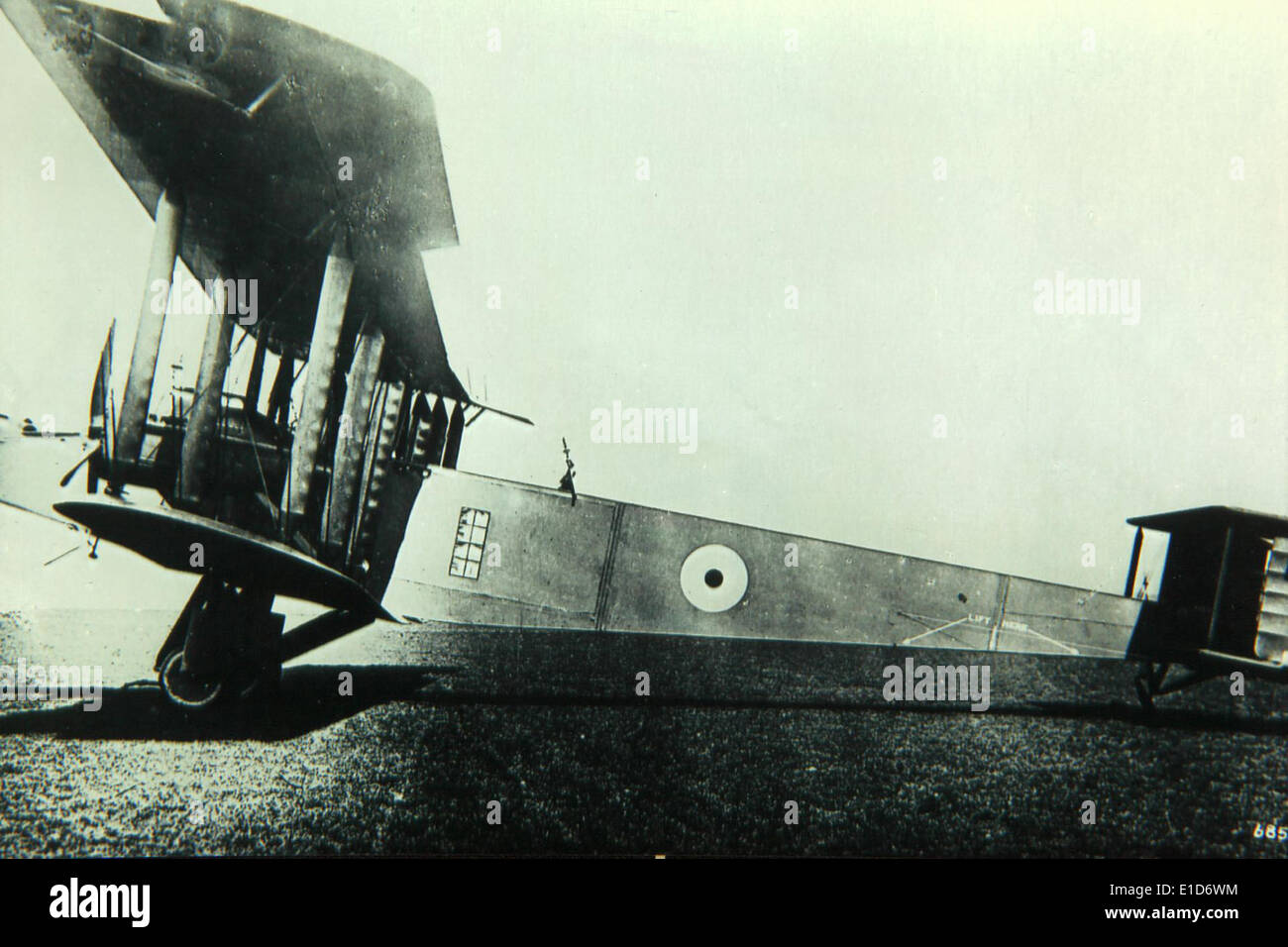 Le Handley-page 0-400, un bombardier britannique de la première Guerre mondiale, a été conçu pour des missions de bombardement stratégique. Il est connu pour sa capacité de charge utile lourde et sa configuration bimoteur, pivot dans les débuts de l'aviation militaire. Banque D'Images
