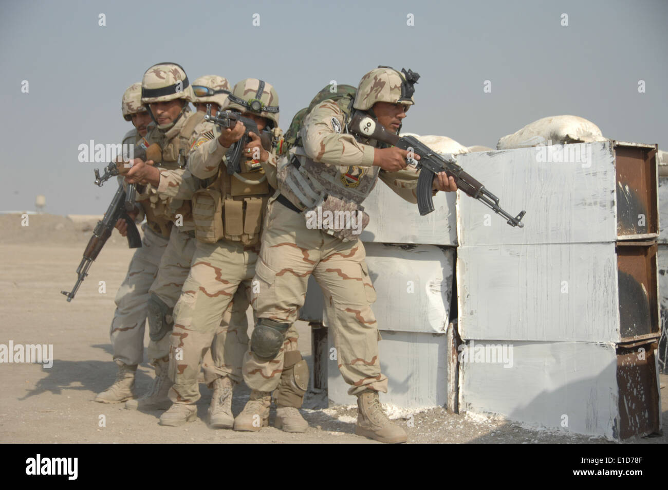 Des soldats iraquiens attribué à Bataillon Commando, 10e Division d'armée irakienne conduite une démonstration au cours de leur diplôme d'ex Banque D'Images