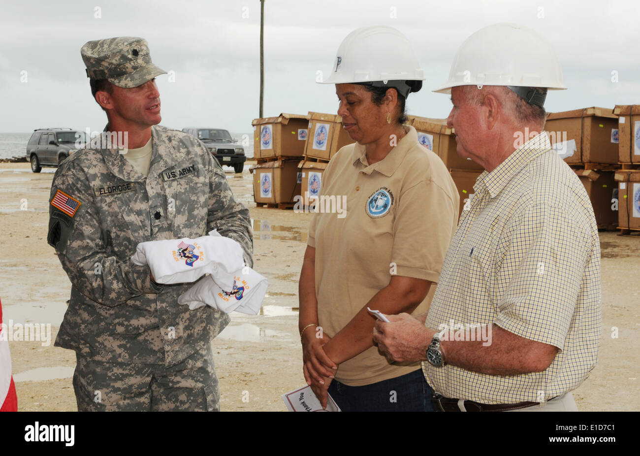 Le Lieutenant-colonel de l'armée américaine Chris Eldridge, le principal agent de liaison militaire à Belize, présente shirts ornés avec les États-Unis et Banque D'Images