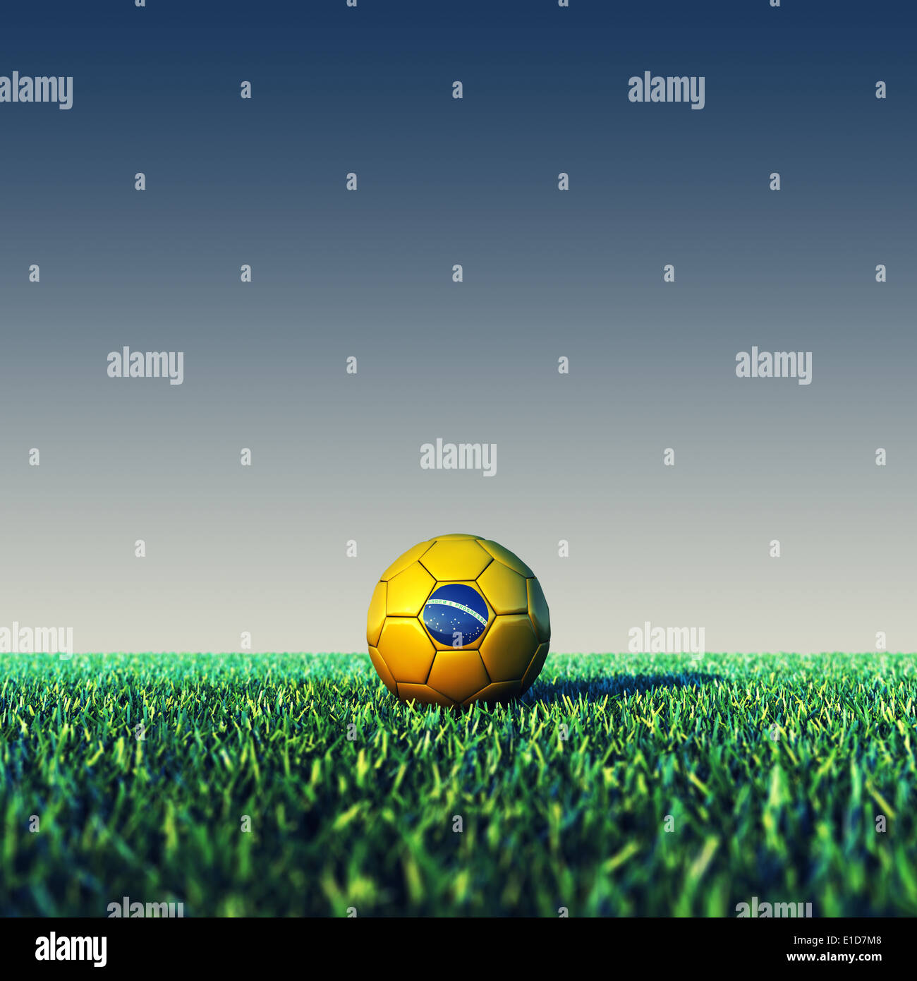 Terrain de soccer et de balle avec drapeau brésilien , la lumière du jour Banque D'Images