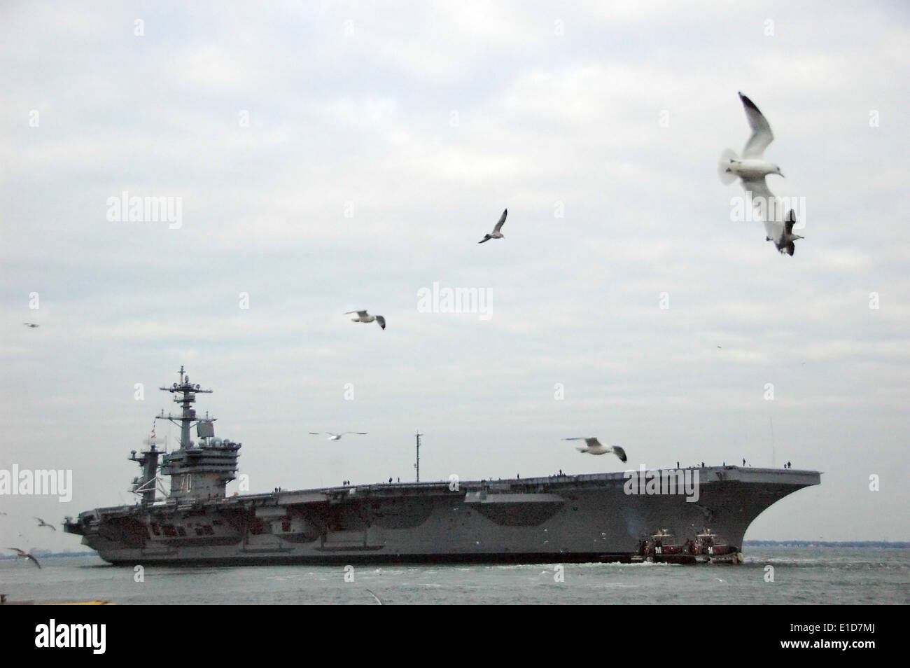 La classe Nimitz porte-avions USS Carl Vinson (CVN 70) départs Naval Station Norfolk, Va., 12 janvier 2010. Carl Vinson est un Banque D'Images