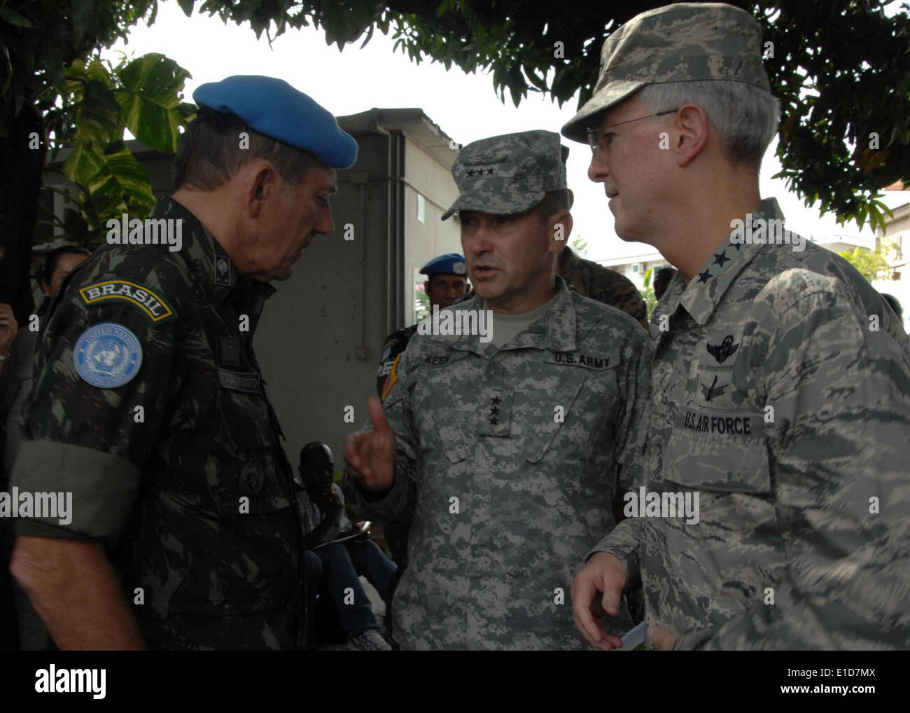 100119-N-6639M-008 PORT-AU-PRINCE, HAÏTI (janvier 1985). 19, 2010) - Le Général Douglas Fraser, commandant du Commandement Sud des États-Unis (à droite) un Banque D'Images