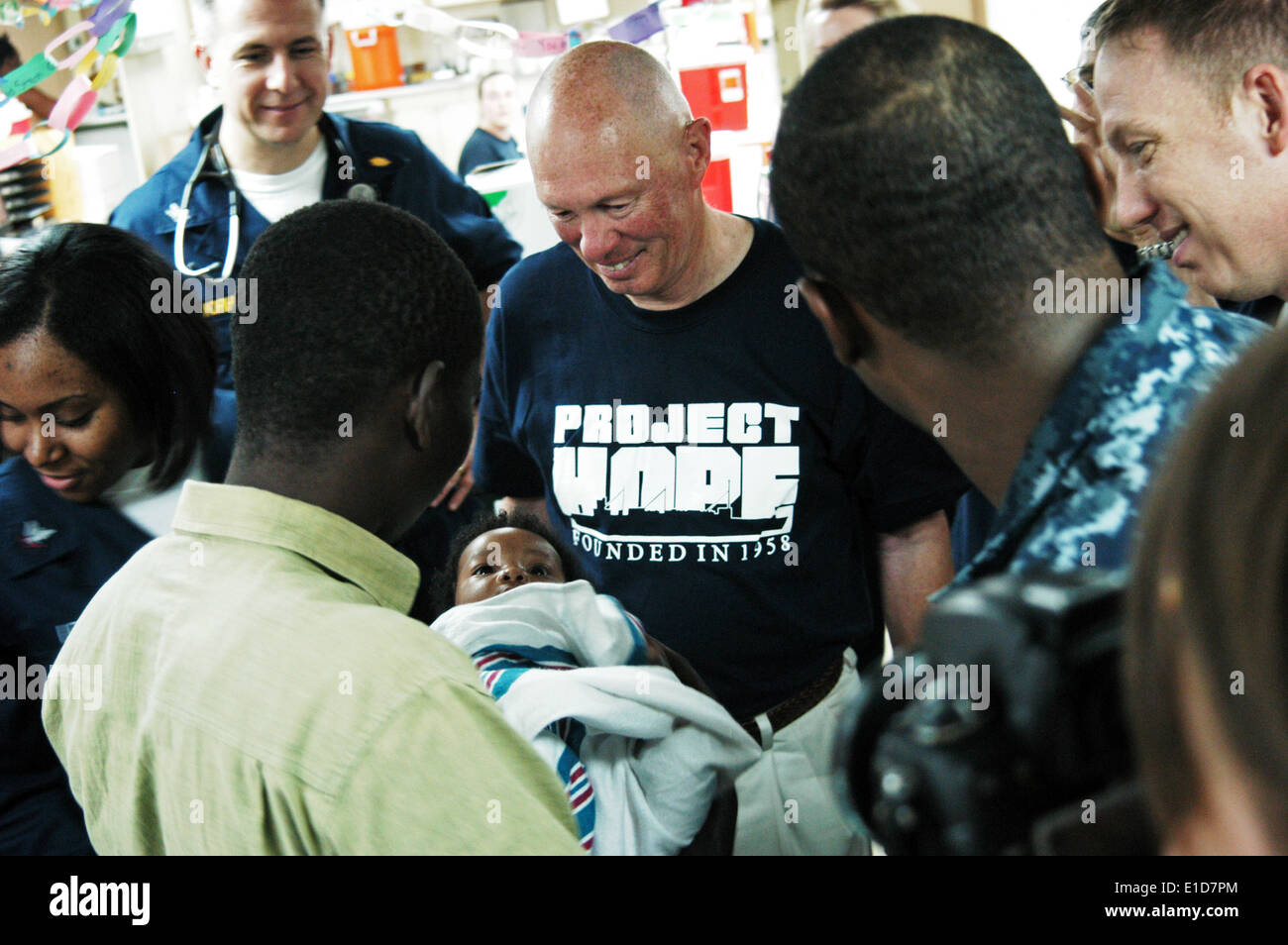 Le Dr Harold Timboe, centre, chef de la direction médicale avec Project Hope, parle avec Antonio Jeanite, premier plan à gauche, comme il est titulaire d'h Banque D'Images