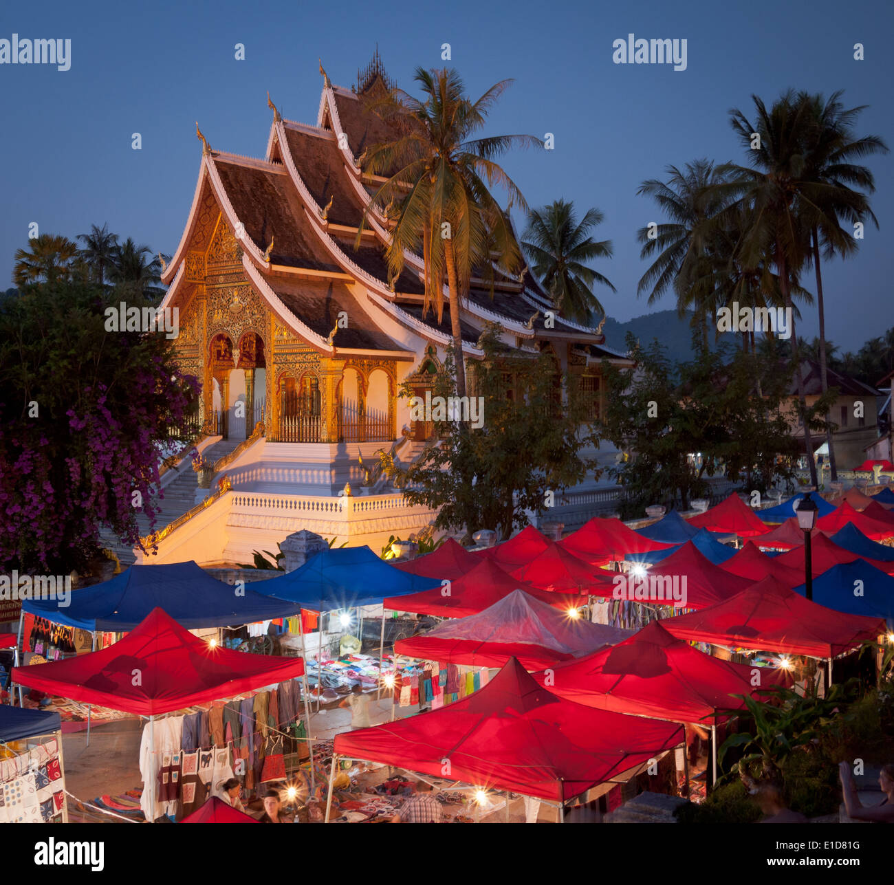 Une vue sur le marché de nuit de Luang Prabang. Haw Pha Bang (the Golden Hall) se lève dans l'arrière-plan. Luang Prabang, Laos. Banque D'Images