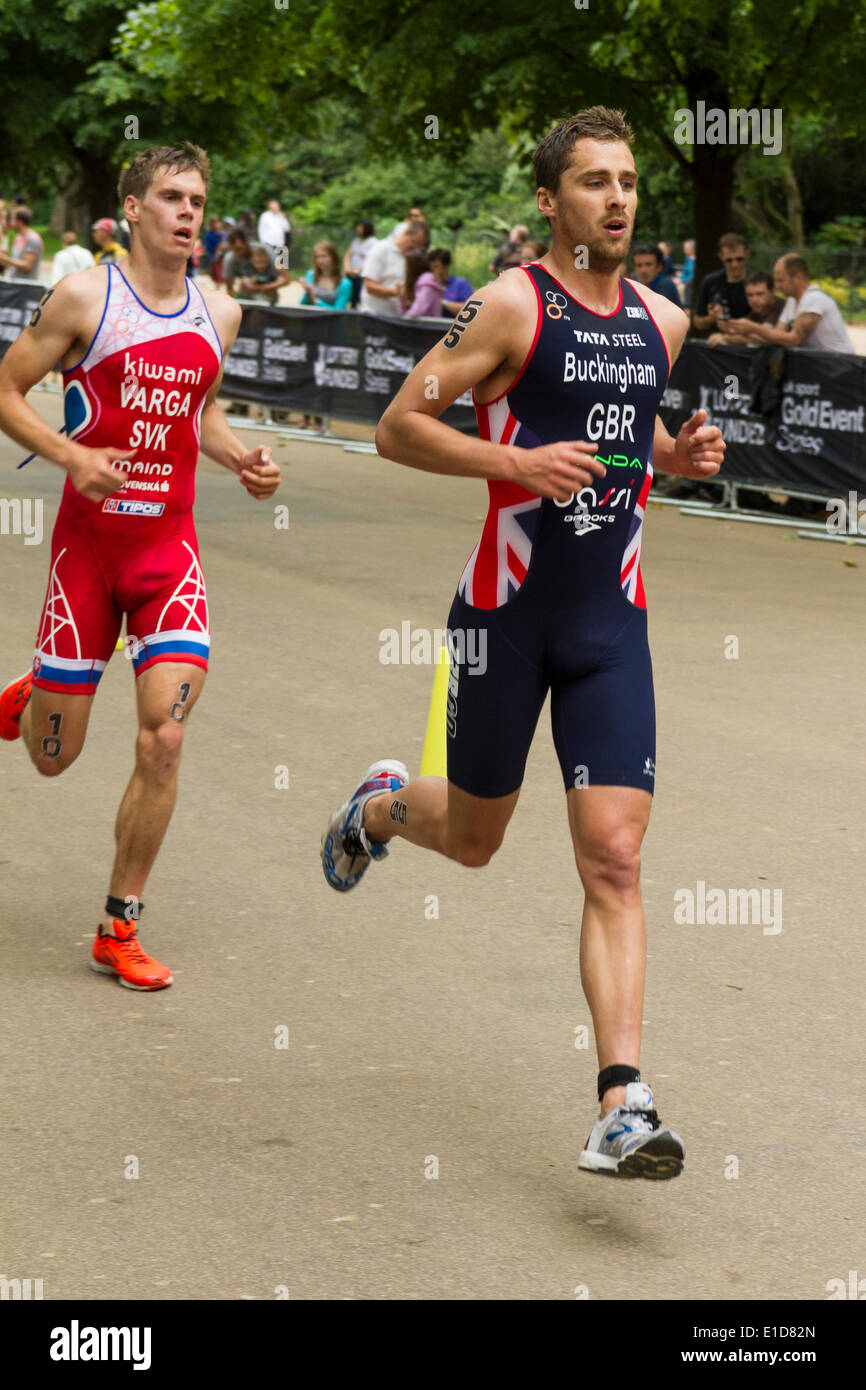 La société britannique Mark Buckingham dirige Richard Varga de la Slovaquie sur le dernier tour de série mondiale de triathlon ITU event, Londres UK, 31 mai 2014. Banque D'Images