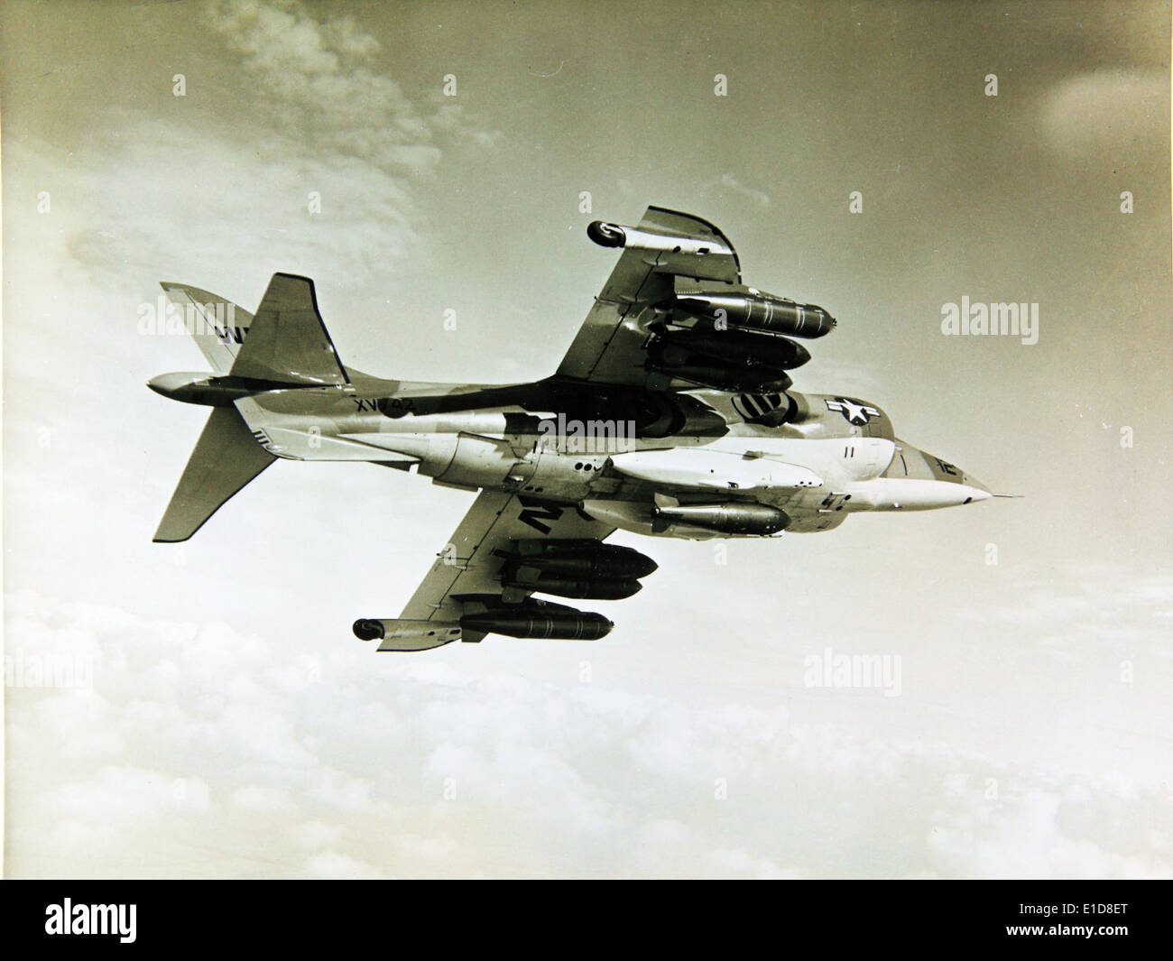 Le Hawker P.1127, un précurseur du Harrier, a été un développement clé dans les avions à décollage et atterrissage verticaux/courts (V/STOL). Il a jeté les bases de l'AV-8 Harrier, un avion emblématique connu pour son rôle dans les opérations navales et aériennes. Banque D'Images