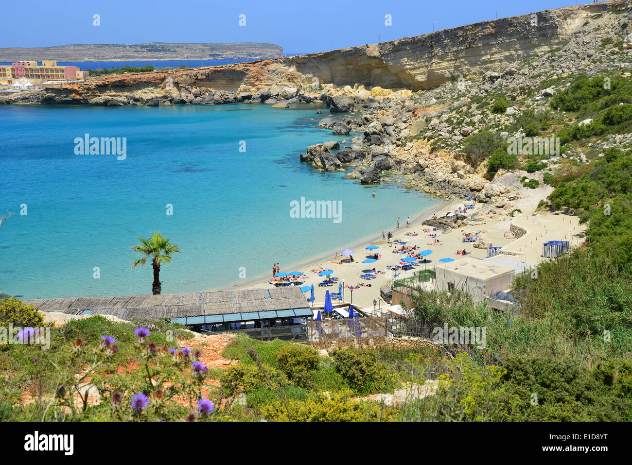 Vue sur la plage, le Paradise Bay, quartier Nord, Malte Majjistral Région, République de Malte Banque D'Images