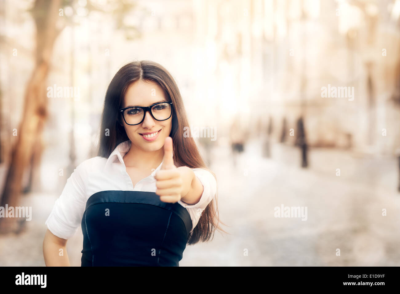 Jeune femme avec des lunettes thumb up Banque D'Images