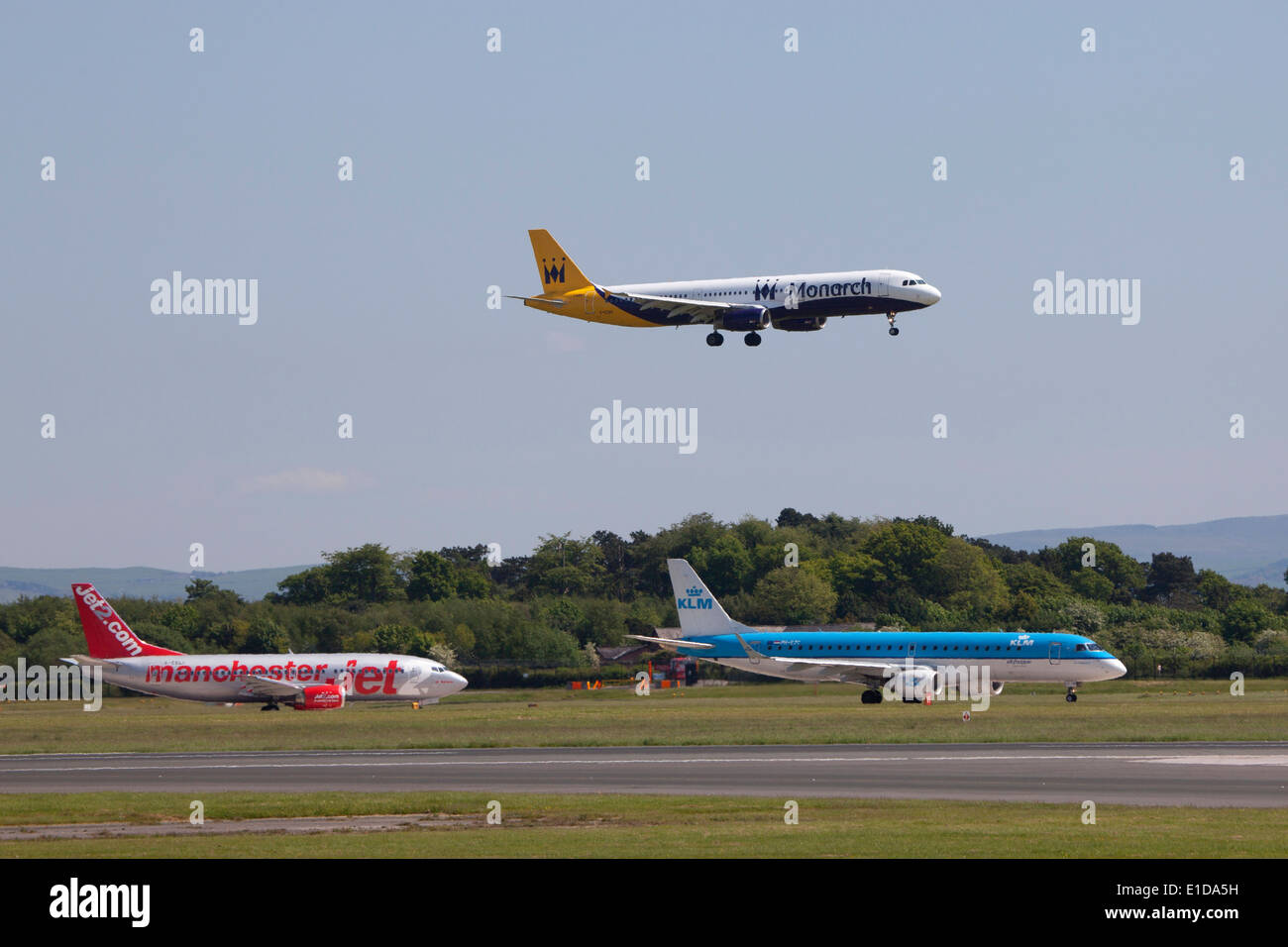 Trio d'avions à l'aéroport de Manchester, l'Airbus A320 de Monarch, Jet2 Boeing 737 et Boeing 737 de KLM Banque D'Images