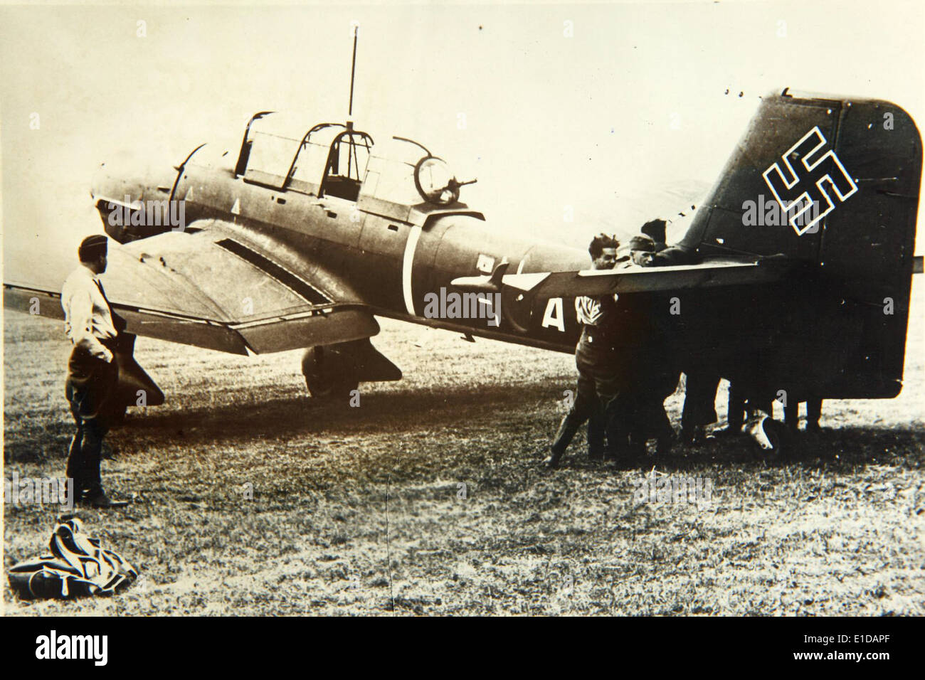Le Junkers Ju.87, également connu sous le nom de Stuka, était un bombardier en piqué allemand utilisé pendant la seconde Guerre mondiale. Il est devenu tristement célèbre pour son rôle dans la tactique de Blitzkrieg, en particulier pendant les invasions de Pologne et de France. L'avion a été conçu pour des bombardements de précision, avec un design distinctif en forme d'aile goélette et des sirènes montées sur les ailes pour insuffler la peur aux ennemis pendant les plongées. Banque D'Images