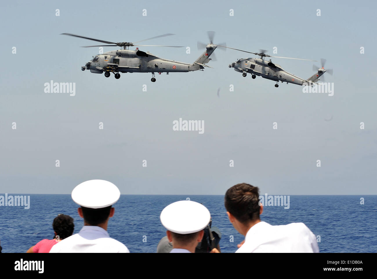 Istanbul. 31 mai, 2014. Deux hélicoptères voler dans un exercice militaire dans la mer Méditerranée en Turquie, le 31 mai 2014. Les forces navales turques a lancé une grande et large plage les exercices militaires avec le nom de code White Storm-2014 dans le sud-ouest de la province d'Antalya Méditerranée district. Le processus de formation se poursuivra jusqu'au 1 juin. © Cihan/Xinhua/Alamy Live News Banque D'Images