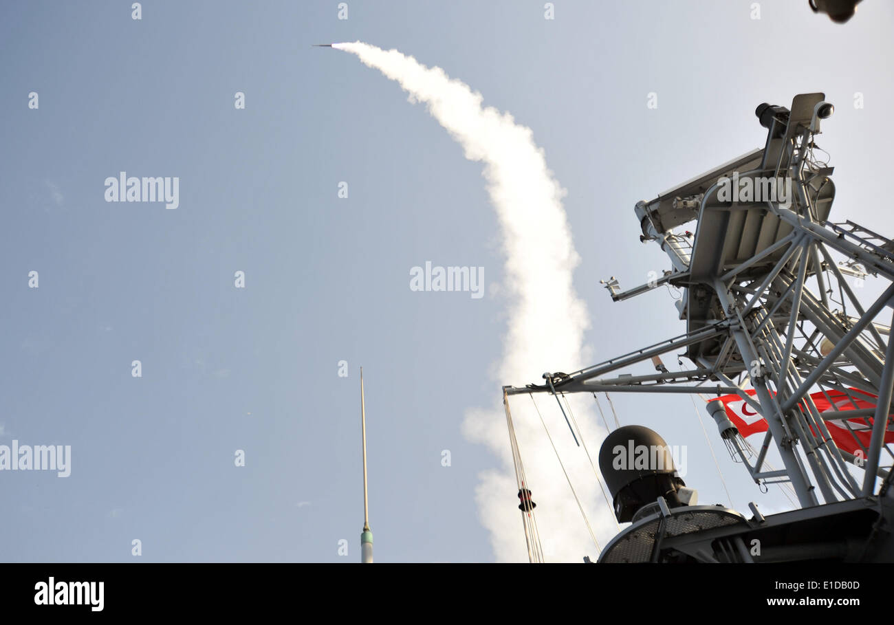 Istanbul. 31 mai, 2014. Un navire de guerre lance missile dans un exercice militaire dans la mer Méditerranée en Turquie, le 31 mai 2014. Les forces navales turques a lancé une grande et large plage les exercices militaires avec le nom de code White Storm-2014 dans le sud-ouest de la province d'Antalya Méditerranée district. Le processus de formation se poursuivra jusqu'au 1 juin. © Cihan/Xinhua/Alamy Live News Banque D'Images
