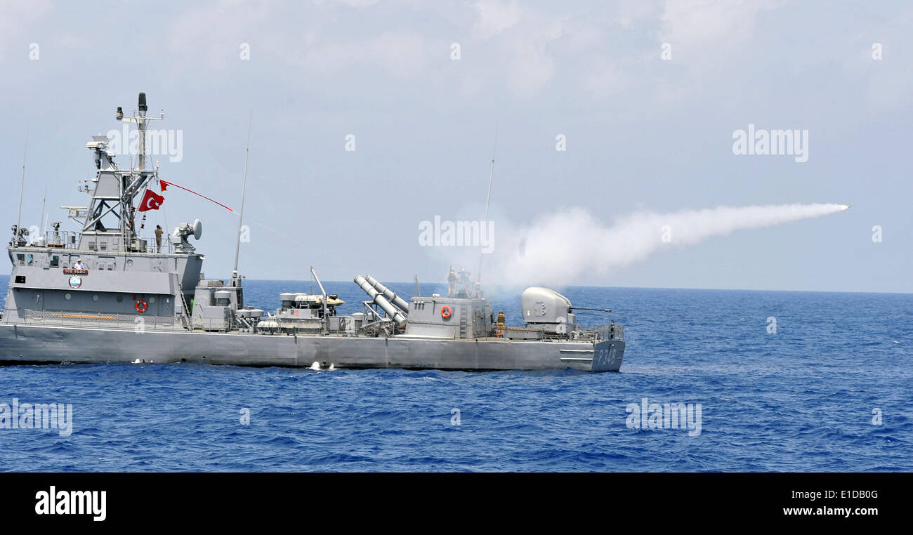 Istanbul. 31 mai, 2014. Un navire de guerre lance missile dans un exercice militaire dans la mer Méditerranée en Turquie, le 31 mai 2014. Les forces navales turques a lancé une grande et large plage les exercices militaires avec le nom de code White Storm-2014 dans le sud-ouest de la province d'Antalya Méditerranée district. Le processus de formation se poursuivra jusqu'au 1 juin. © Cihan/Xinhua/Alamy Live News Banque D'Images