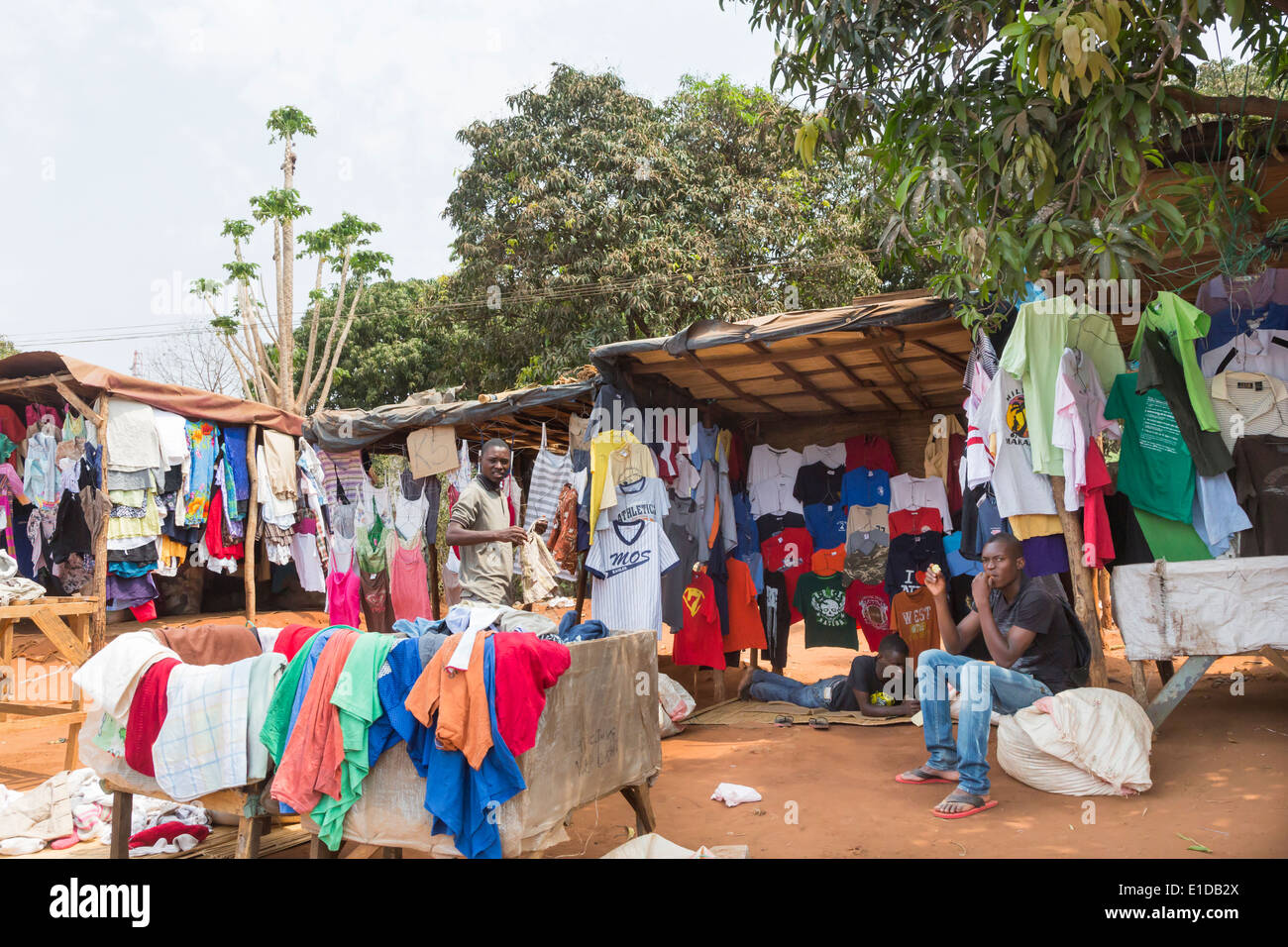 Cabane bambou bordure shop vente de vêtements au marché Maramba, Livingstone,  Zambie Photo Stock - Alamy