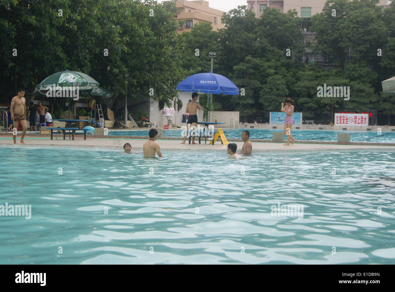 Les gens dans la piscine pour nager Banque D'Images