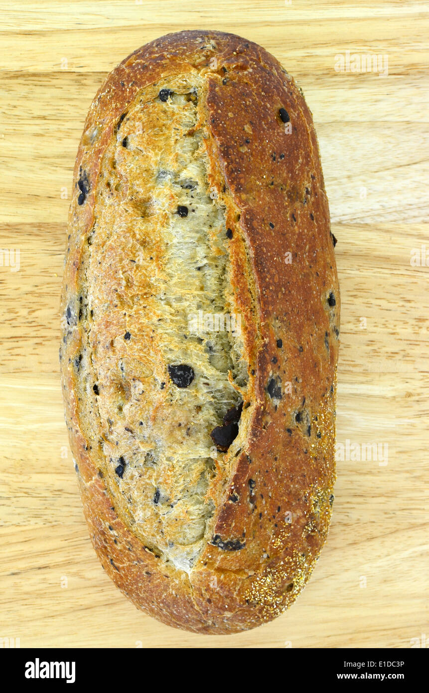 D'olive italienne fraîchement cuits au four à pain de trois coup de frais généraux on cutting board background Banque D'Images