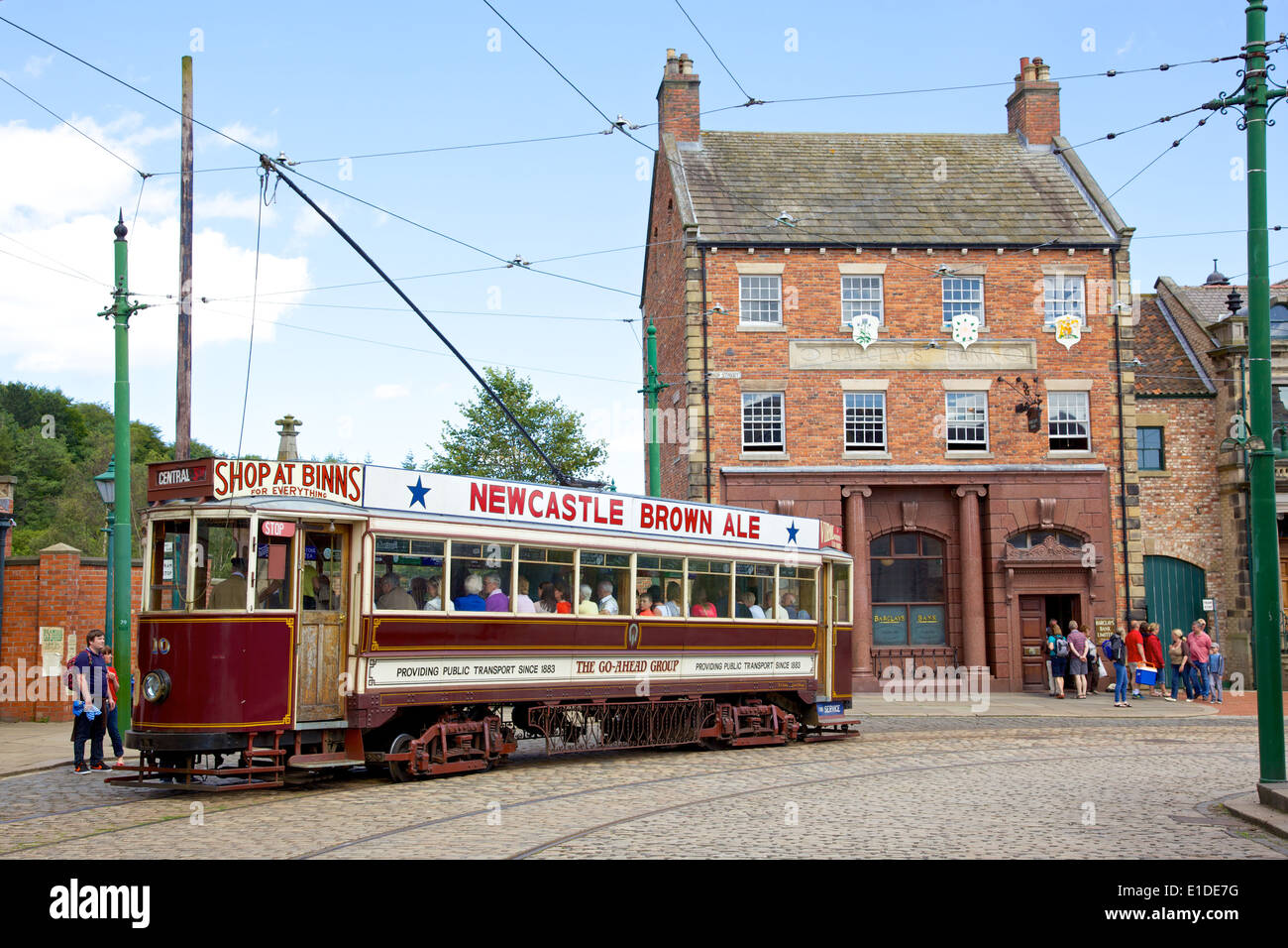 Un tram dans la rue principale de la belle ville qui fait partie du musée Beamish, dans le comté de Durham, Angleterre. Banque D'Images