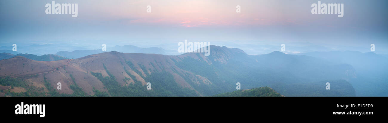 Sunrise de Kodachadri Peak dans les Ghâts occidentaux du district de Shimoga dans l'état de Karnataka en Inde. Banque D'Images