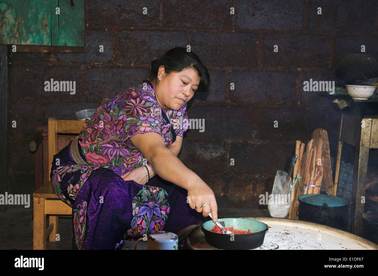 Indien Tzotzil woman preparing food in kitchen San Lorenzo Zinacantan Village Chiapas Mexique Banque D'Images