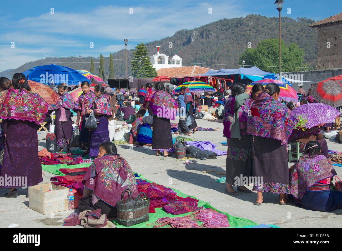 Les femmes indiennes Tzotzil marché San Lorenzo Zinacantan Dimanche Village Chiapas Mexique Banque D'Images