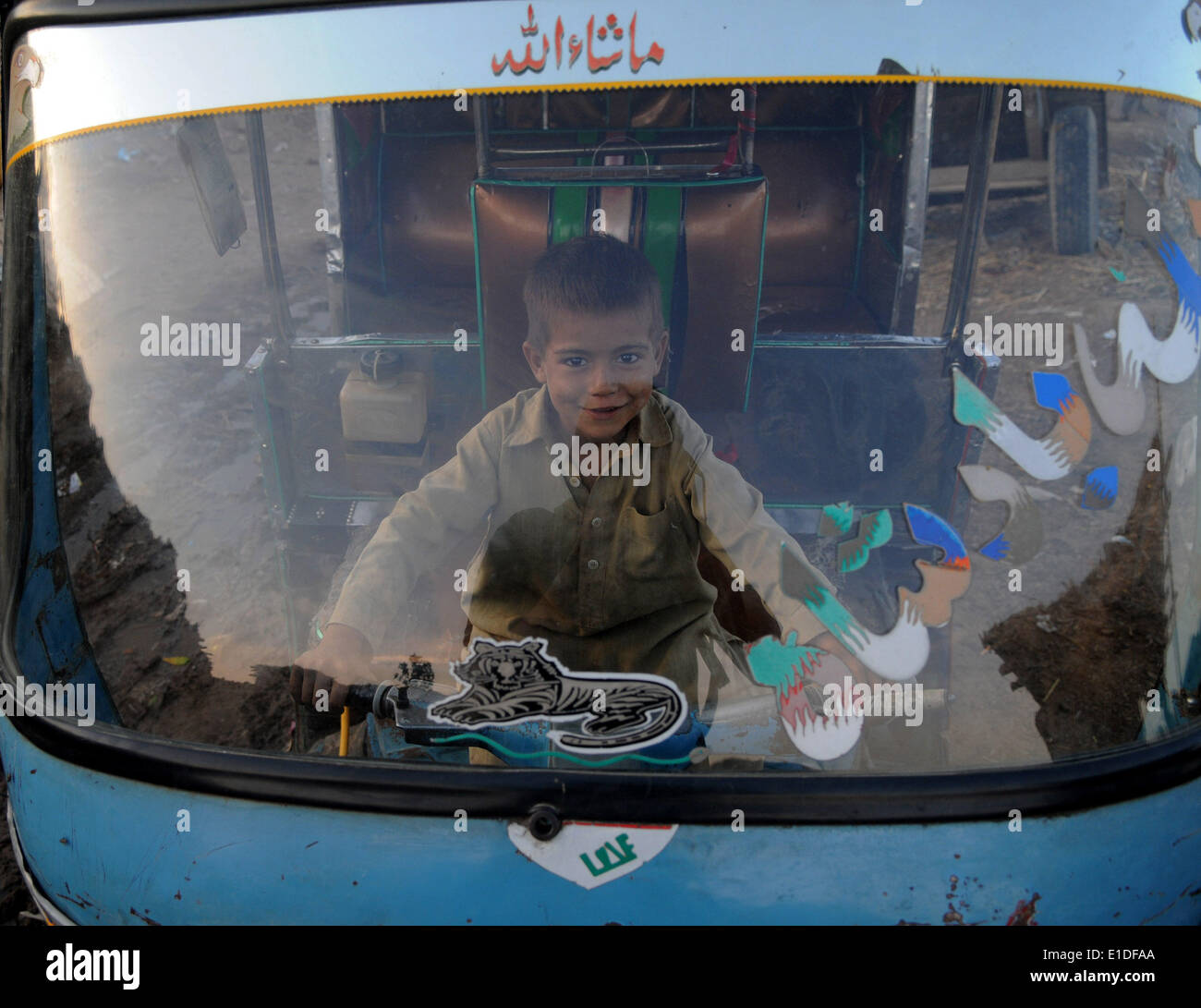 Islamabad, Pakistan. 1er juin 2014. Un réfugié afghan garçon joue dans un pousse-pousse sur la la Journée internationale de l'enfant à un bidonville à la périphérie d'Islamabad, capitale du Pakistan, le 1er juin 2014. Selon le gouvernement pakistanais et le HCR, en ce moment plus de 1,6 millions de réfugiés afghans au Pakistan vivent en mauvais état. Credit : Ahmad Kamal/Xinhua/Alamy Live News Banque D'Images