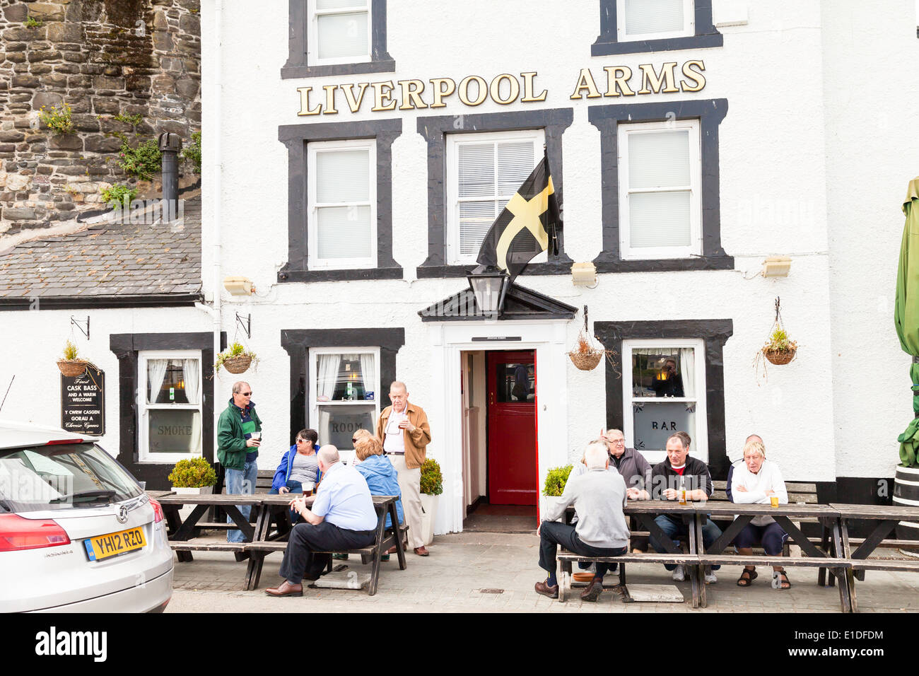 Les personnes qui boivent à l'extérieur de pub, les bras de Liverpool, Conway, le Pays de Galles Grande-bretagne Banque D'Images