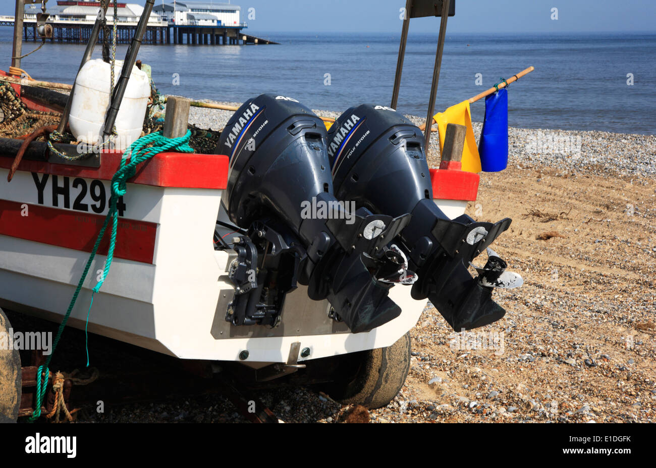 Les moteurs hors-bord double sur un bateau de pêche côtière à Cromer, Norfolk, Angleterre, Royaume-Uni. Banque D'Images