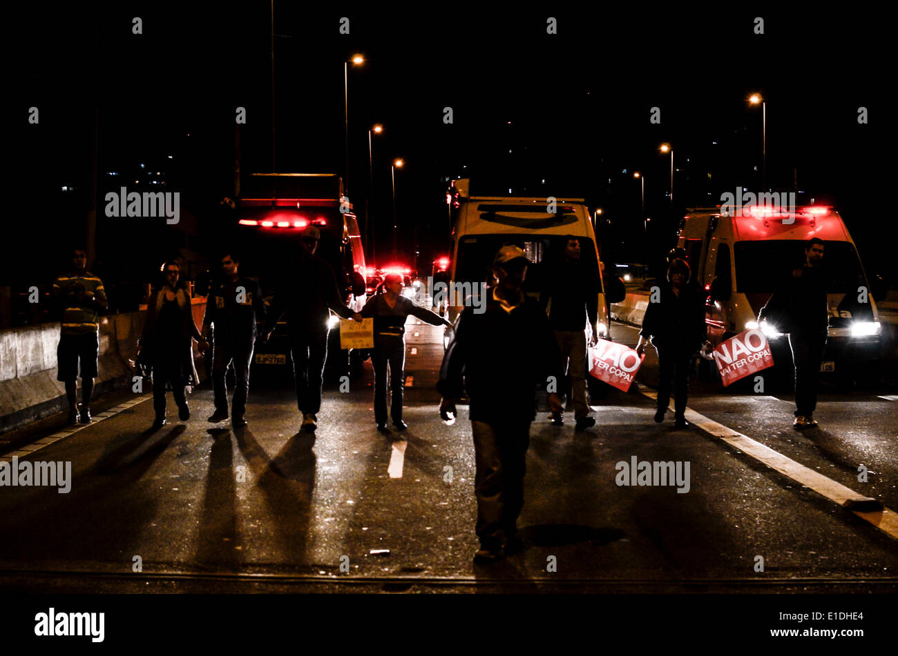 Sao Paulo, Brésil. 31 mai, 2014. Groupe de policiers manifestant tenir loin de la démonstration, au cours de la 9e manifestation contre la Coupe du Monde à São Paulo, Brésil. Série de hits protestation du pays contre les plus de 11 milliards de dollars de fonds soit utilisé sur le tournoi à la place accordée à la santé, l'éducation et de transport du pays. (Photo par Gustavo Basso / Pacific Press/Alamy Live News) Banque D'Images