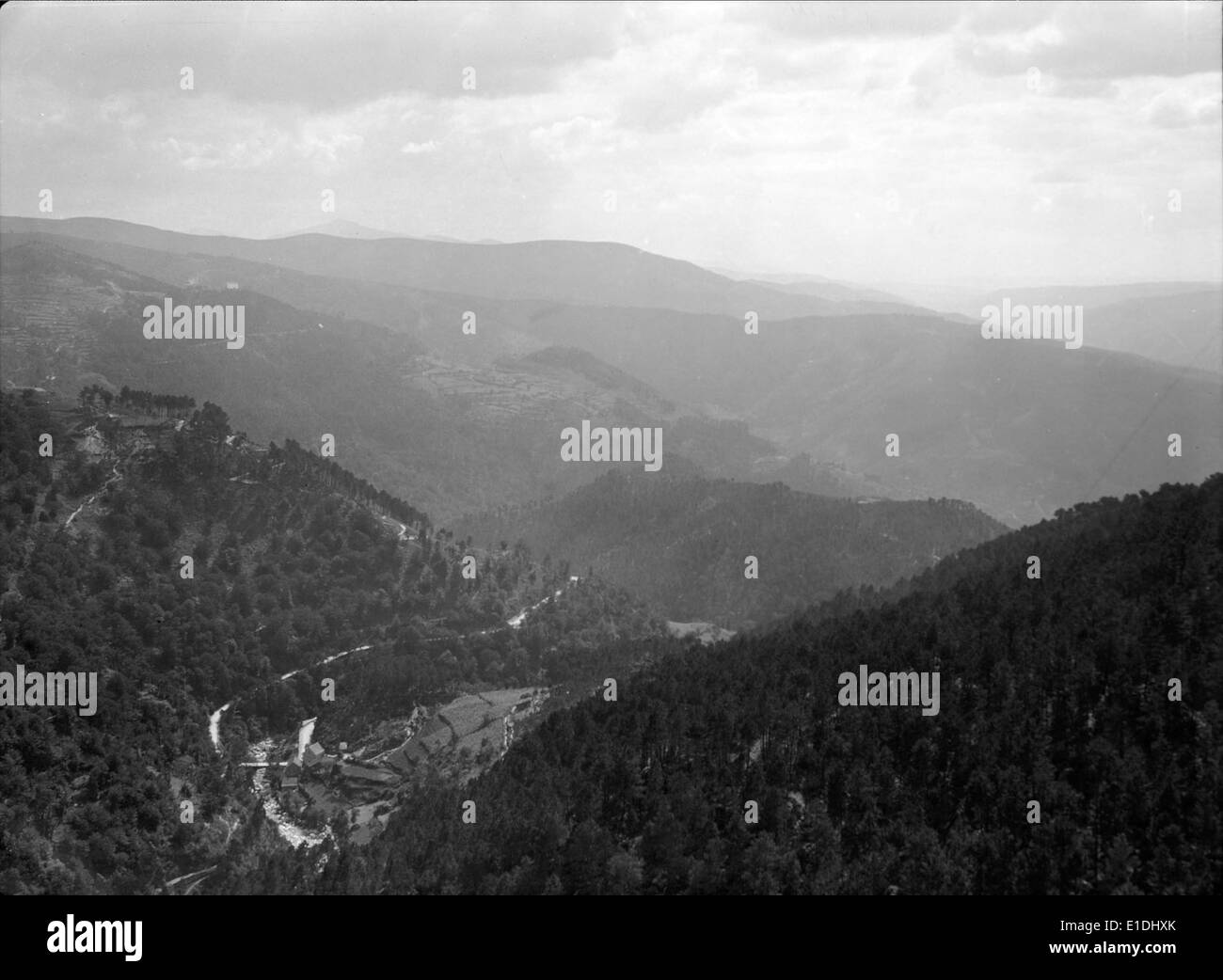 Serra da Estrela est la plus haute chaîne de montagnes du Portugal, connue pour sa beauté naturelle, ses sentiers de randonnée et ses sports d'hiver. C'est une destination populaire pour les amateurs de plein air et les amoureux de la nature. Banque D'Images