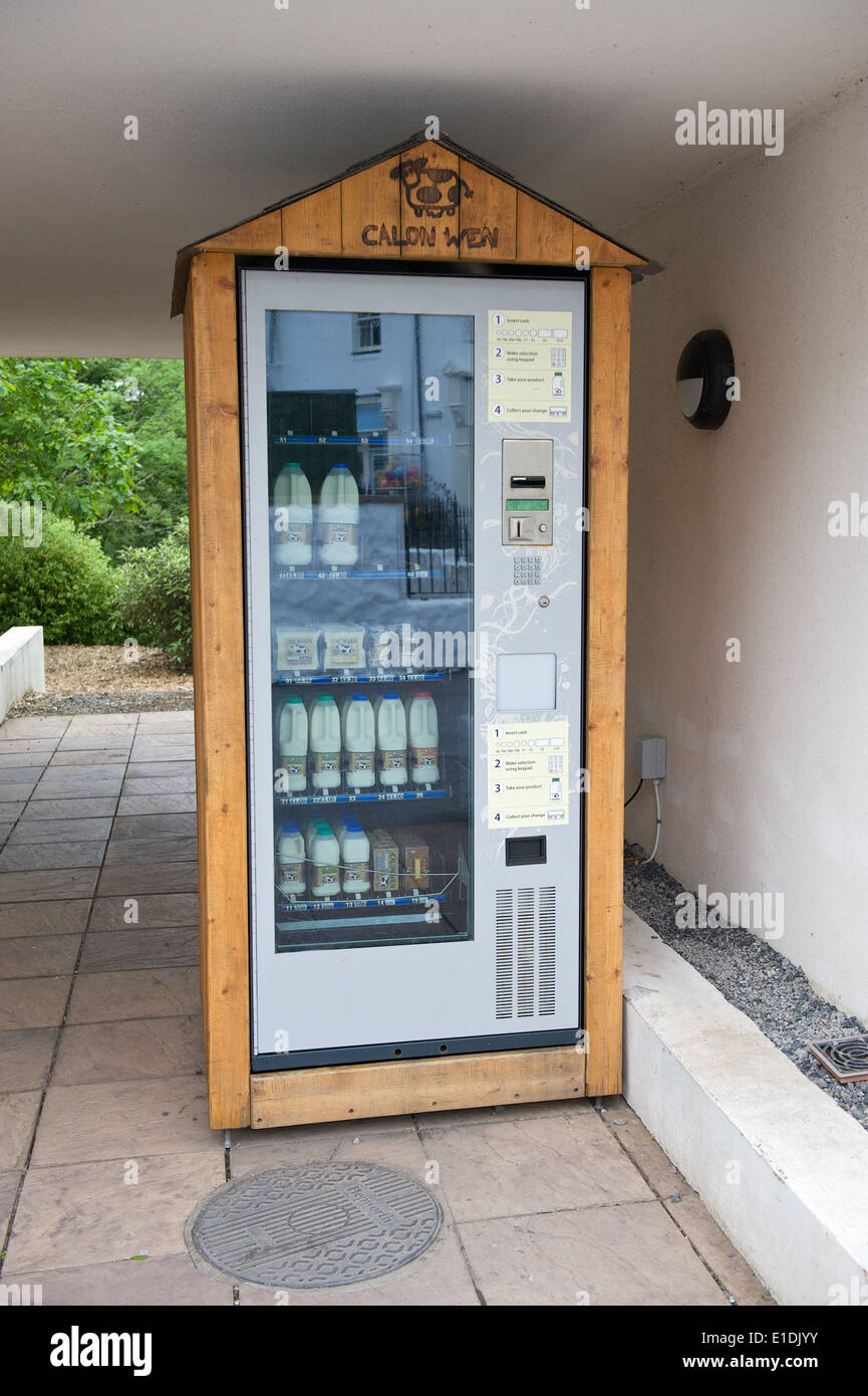 Milk vending machine Banque de photographies et d'images à haute résolution  - Alamy