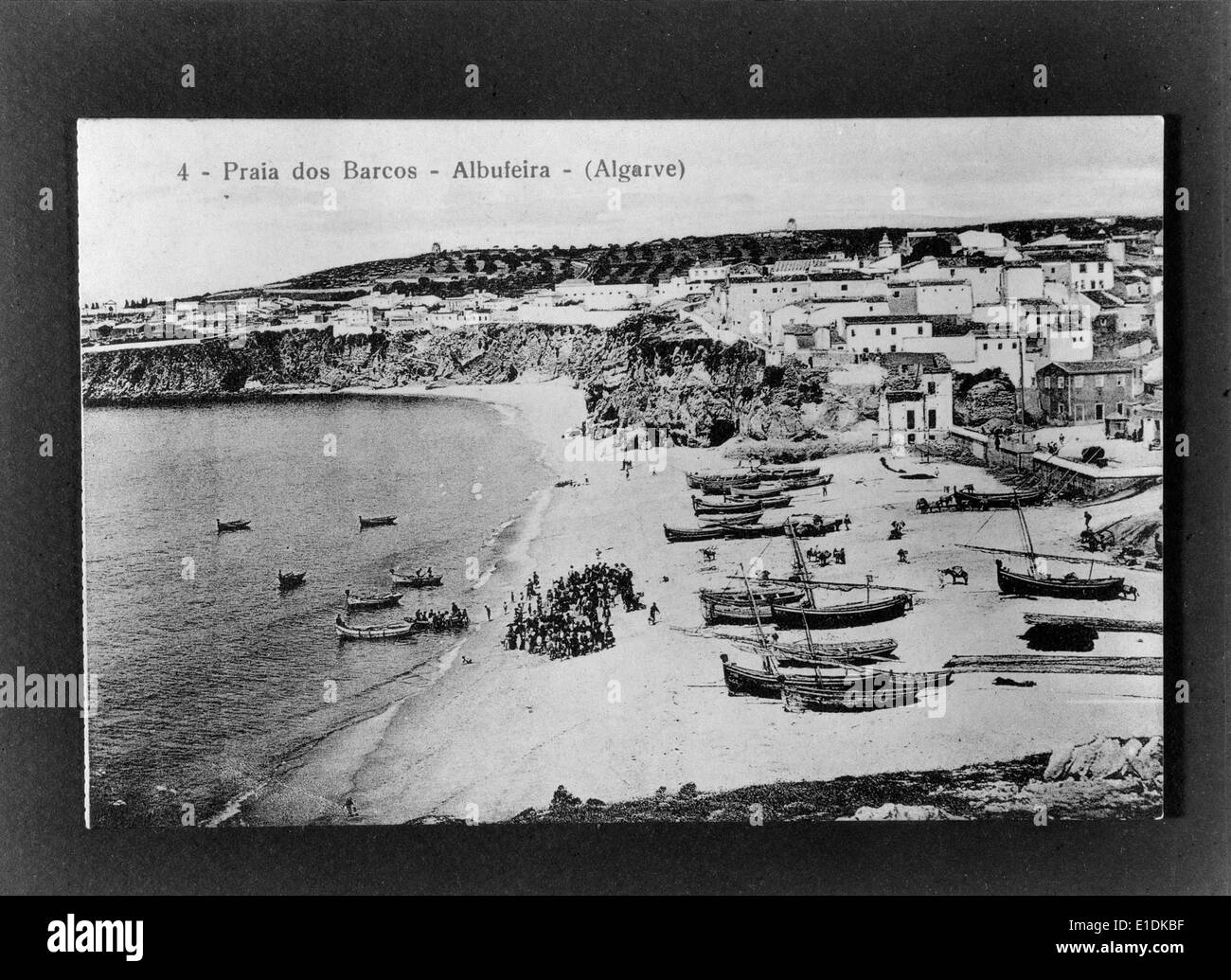 Albufeira, située dans la région de l'Algarve au Portugal, est une ville côtière populaire connue pour ses belles plages, son industrie touristique et sa vie culturelle animée. C'est une destination clé pour les visiteurs au Portugal. Banque D'Images
