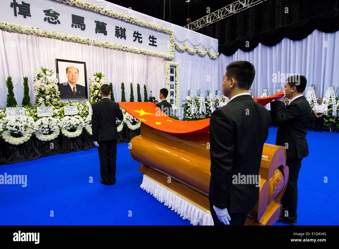 (140601) -- MACAO, 1 juin 2014 (Xinhua) -- Le cercueil de Ma Man-kei est couvert avec le drapeau national de la Chine au cours d'un service commémoratif public à Macao, Chine du Sud, 1 juin 2014. Ma Man-KEI, un entrepreneur de renom à Macao et conseiller politique du continent chinois, est mort de maladie à 6 h le 26 mai. Ma a été un éminent militant social, patriote et ami proche du parti communiste de Chine. Il a été vice-président de la huitième, neuvième, dixième et onzième Comité National de la CCPPC. Il a également occupé les postes de président permanent de la Chambre de commerce de Macao et président de Chinois Banque D'Images