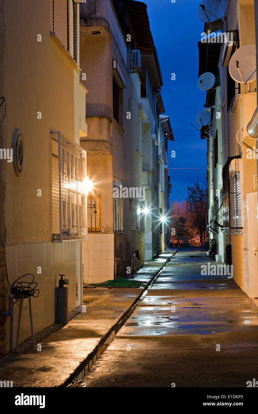 Ruelle sombre vide humide à l'aube Banque D'Images