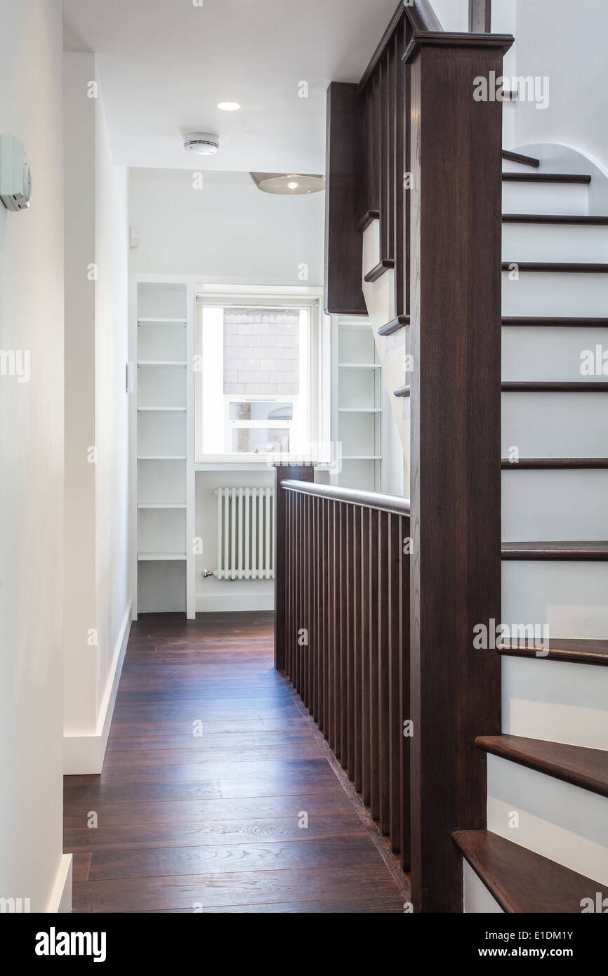 Hall et escaliers dans maison moderne, London, UK Banque D'Images