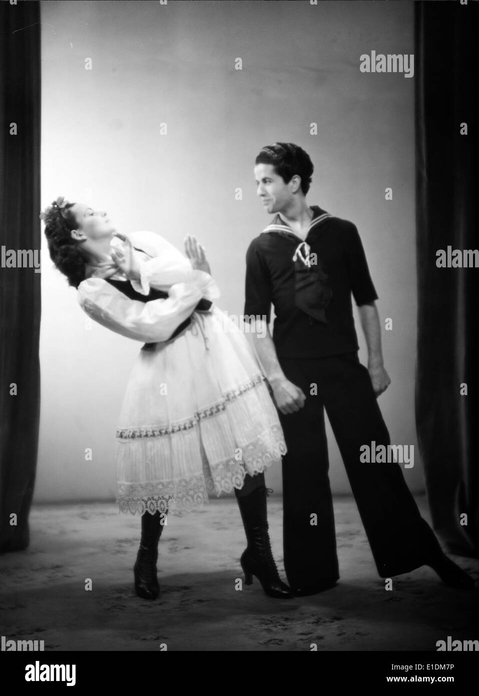 Le Grupo Verde Gaio, des années 1940, présente des costumes folkloriques portugais traditionnels, y compris des costumes de marin pour hommes et des robes élaborées pour femmes, reflétant la danse culturelle et le patrimoine portugais. Banque D'Images