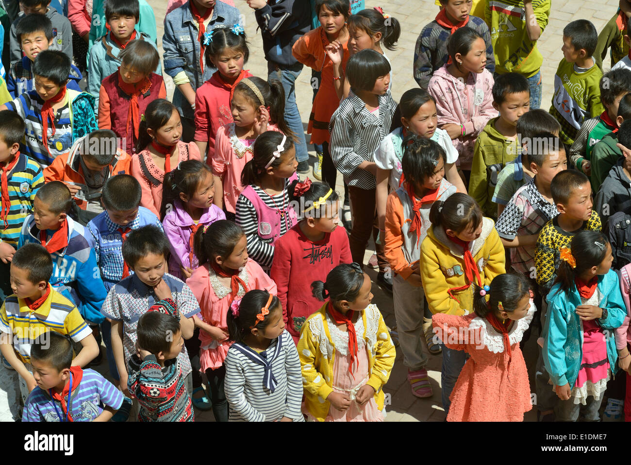 Les élèves des écoles primaires de répéter avant la Journée de l'enfance à Tongxin, région autonome hui de Ningxia, Chine. 05-28-2014 Banque D'Images