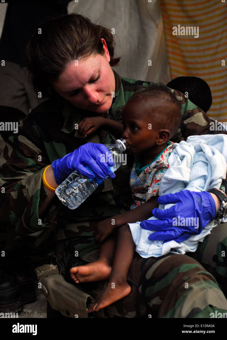 Le chef de l'US Navy Hospital Corpsman Rioni, membre d'une équipe des affaires civile maritime embarquée à bord de l'USS Bataan (DG 5), donne à wa Banque D'Images