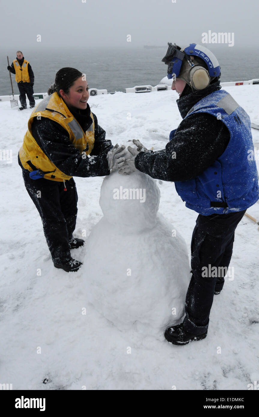 L'aviation de la Marine américaine d'équipage ?s'accoupler (manutention) 3e classe Marcialiced Arrendondo, gauche, et de l'aviation d'équipage ?s Mate Airman Chr Banque D'Images