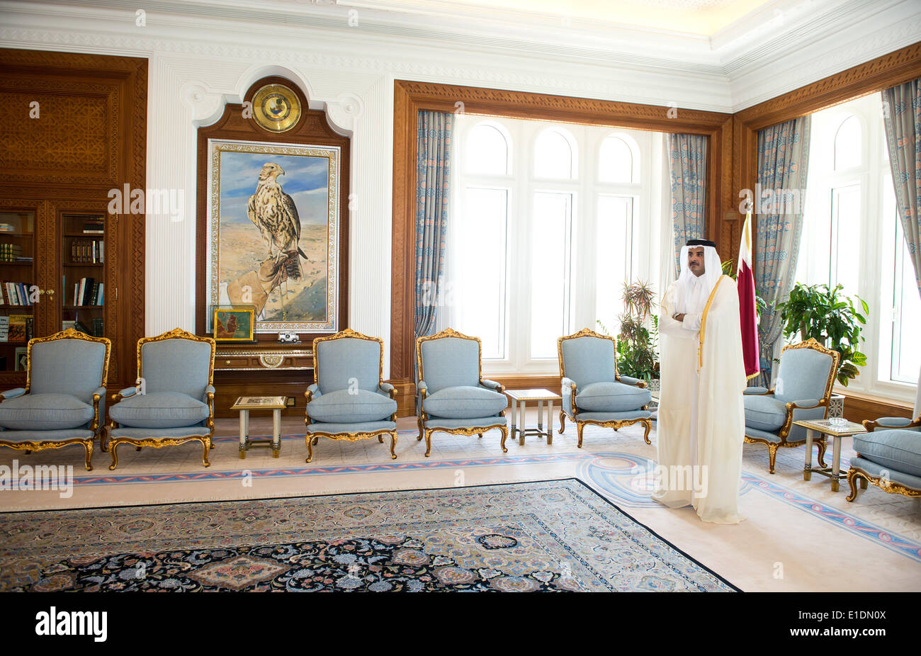 L'Émir de l'Etat du Qatar, Cheikh Tamim bin Hamad bin Khalifa Al Thani (R) attend l'arrivée du ministre allemand des affaires étrangères à Doha, Qatar, le 01 juin 2014. Steinmeier est sur une tournée au Moyen-Orient qui le mènera au Liban, les Emirats Arabes Unis et le Qatar et ses discussions comprendront le conflit en Syrie. Photo : Bernd von Jutrczenka/dpa Banque D'Images