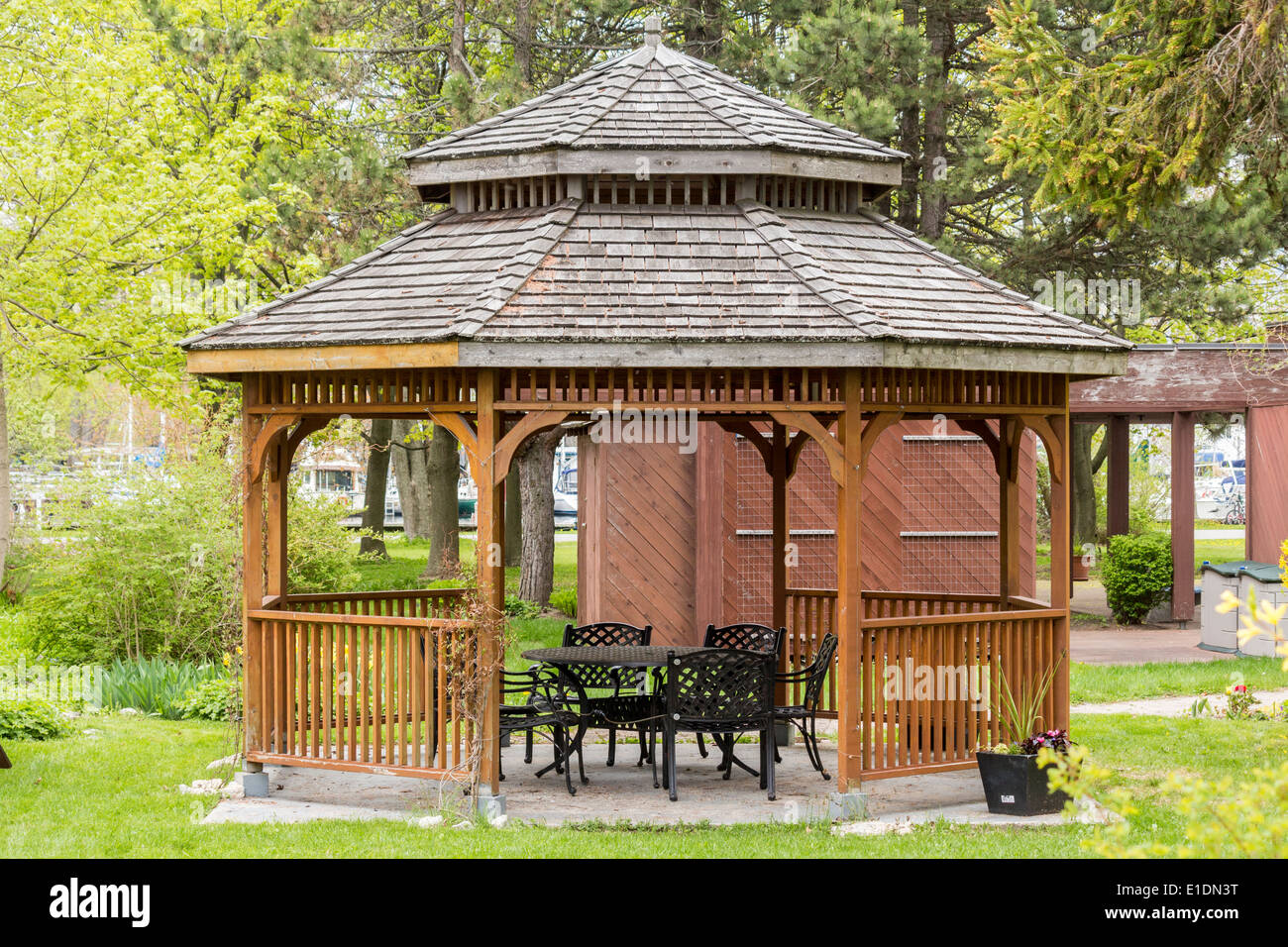 Gazebo octogonal avec mobilier en fonte Banque D'Images