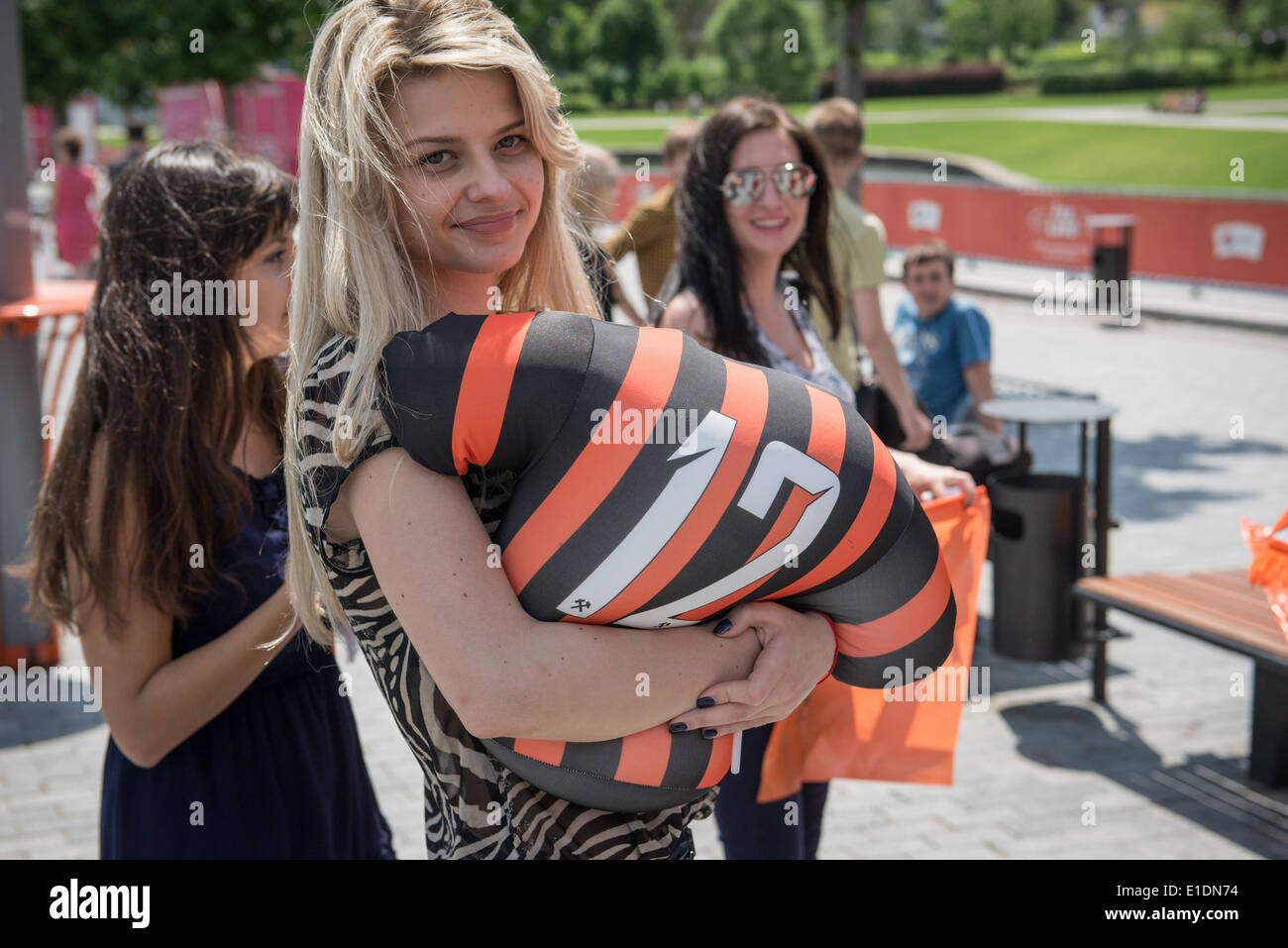 Les Ukrainiennes en face de la Donbass Arena ou Donbas Arena Stadium à Donetsk, Ukraine Banque D'Images