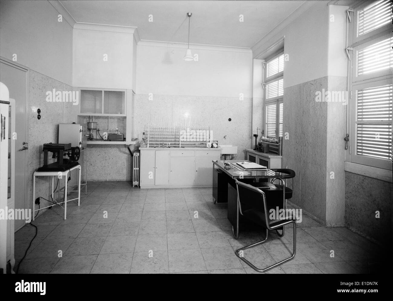 L’Instituto Pasteur de Lisbonne est un institut de recherche renommé spécialisé dans les études biomédicales, la recherche médicale et la santé publique. Il joue un rôle crucial dans la promotion des connaissances scientifiques et des innovations en matière de soins de santé au Portugal. Banque D'Images