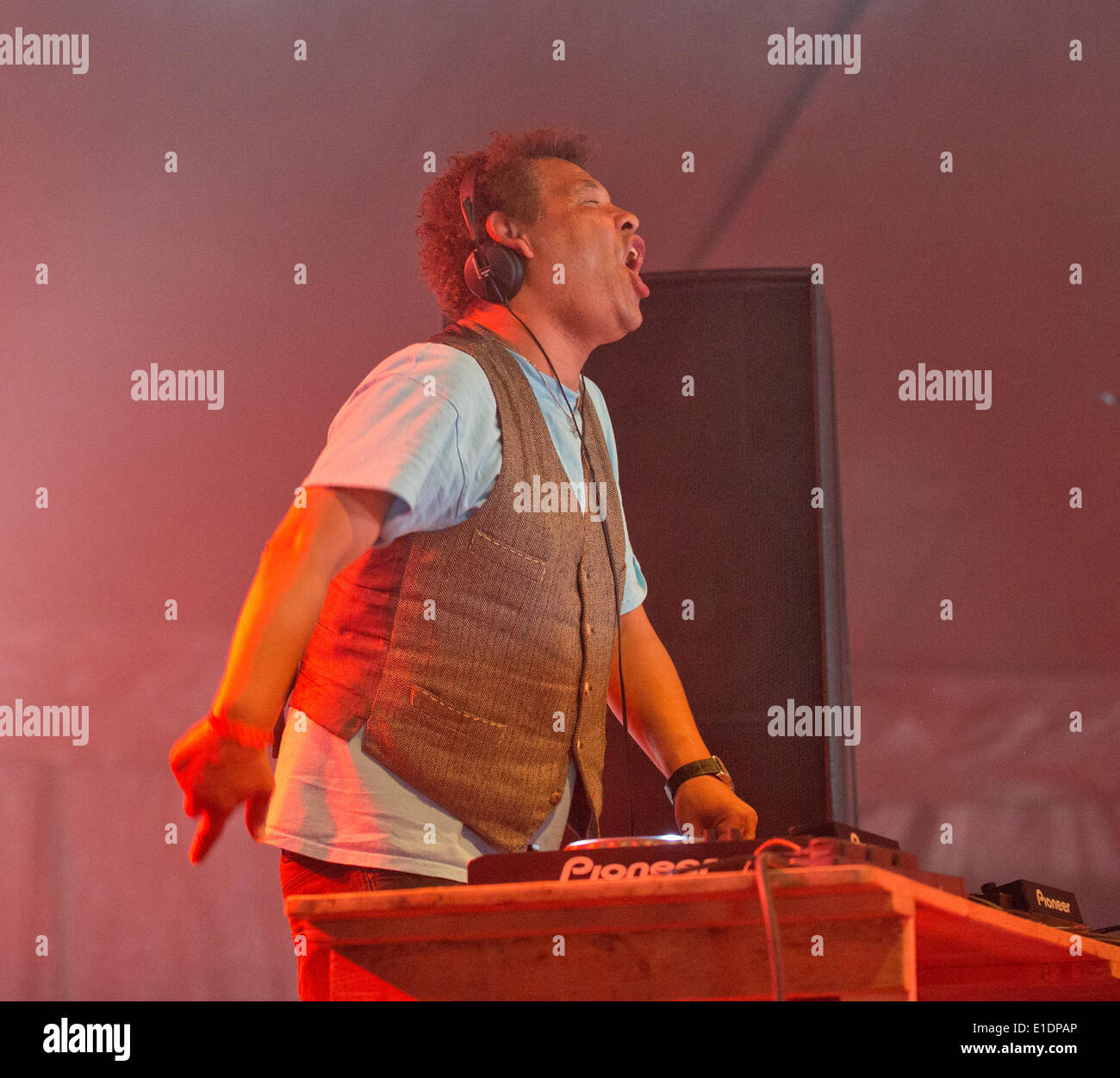 Wychwwood Festival, Cheltenham, UK. 01 Juin, 2014. Craig Charles DJs dans le Chapiteau au 10ème Festival de Cheltenham UK Wychwood Crédit : charlie bryan/Alamy Live News Banque D'Images